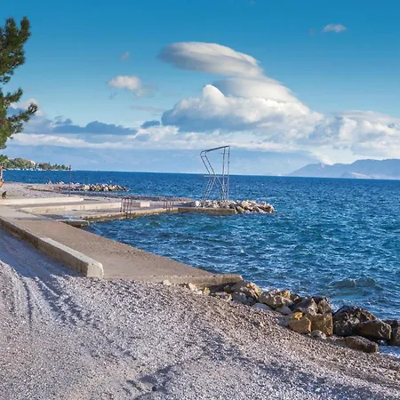 2 Bedroom Amazing In Apartamento Dramalj